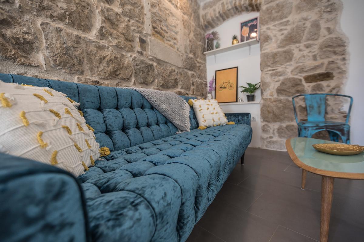 Comfortable lounge area at Old Stoney apartment